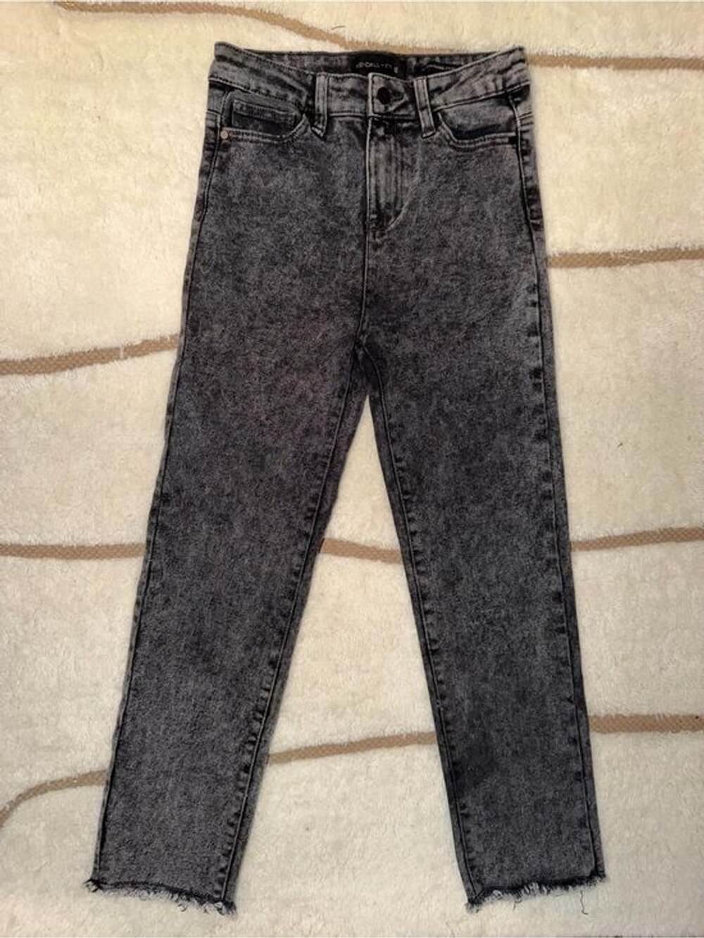 Kendall + Kylie Women’s 3/26 Black Acid Wash High Rise Straight Jeans Raw Hem